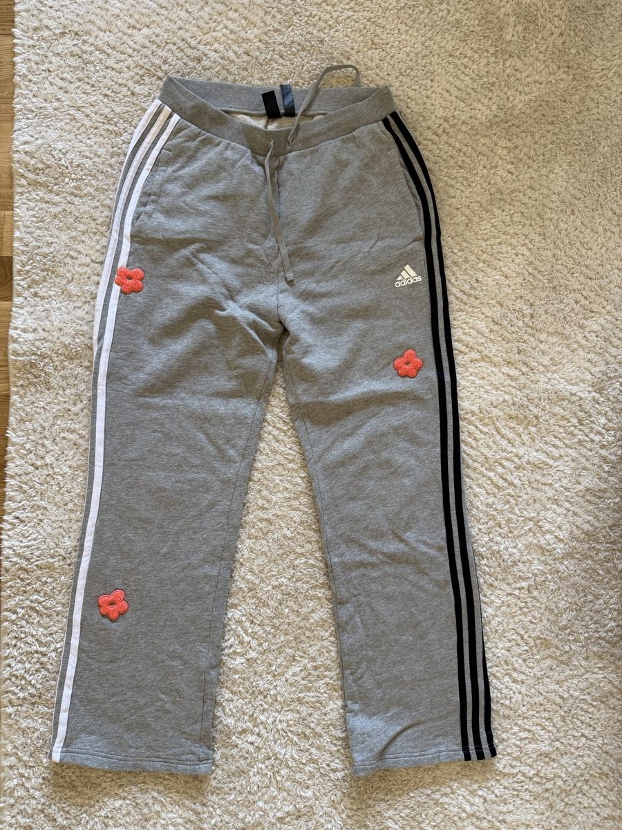 Adidas Pantaloni: Adidas pantalon gris avec fleur taille M – Nuovo (secondo la descrizione) da Genève venduto da car_cq69