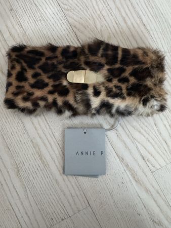 Annie P Kragen in Leo-Optik aus Kunstfell