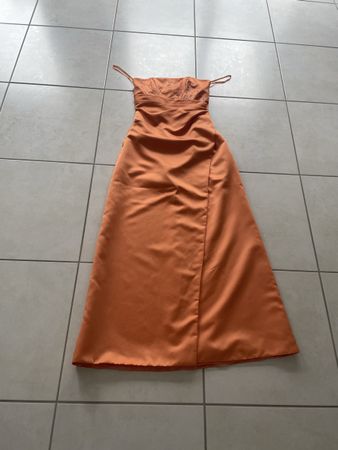 Elegantes, orange Abendkleid mit Schlitz, Grösse 36.