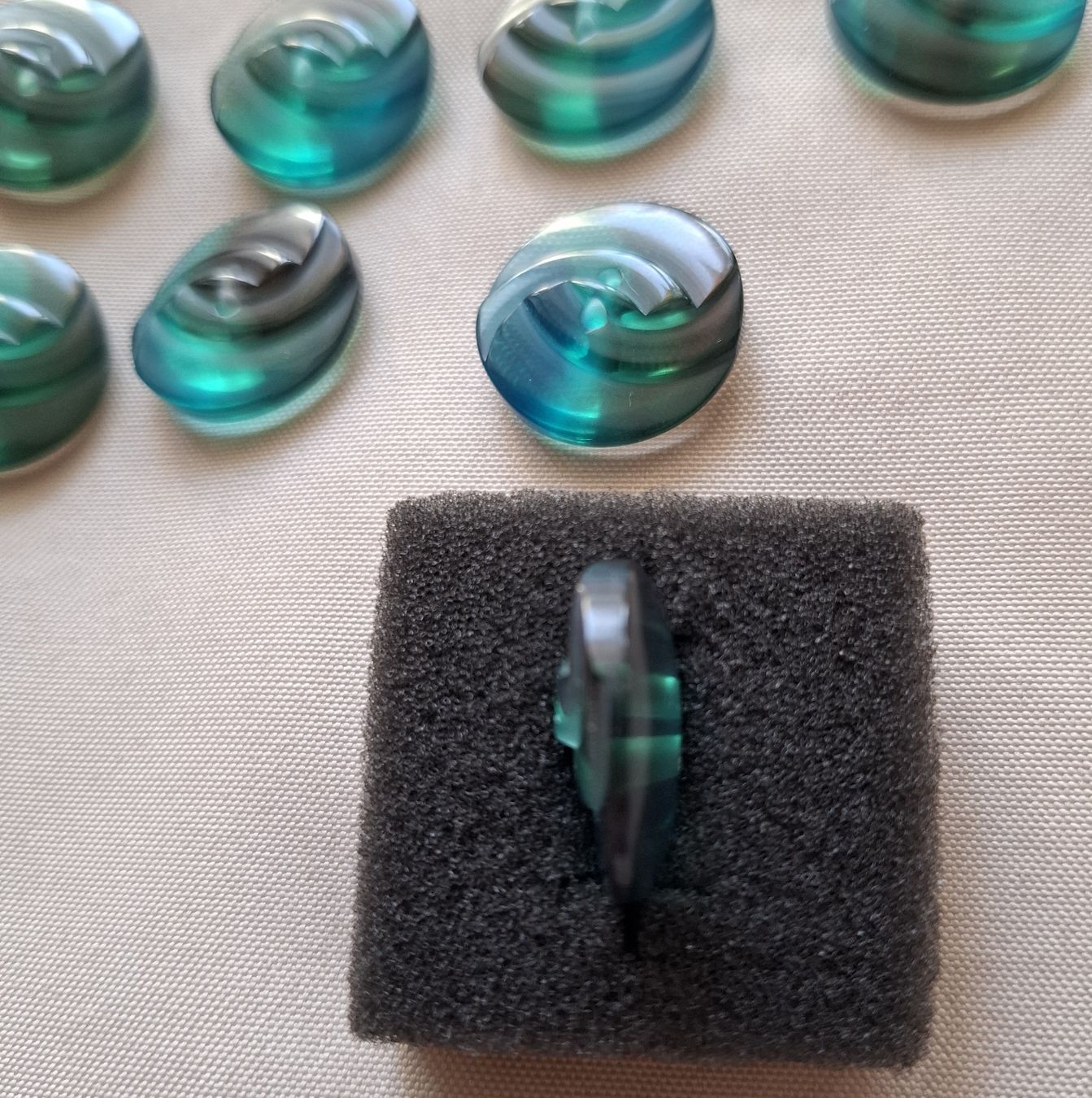 Knöpfe: 16 Knöpfe Meeresfarben, 23 mm. – Neu (gemäss Beschreibung) aus Dietikon von Hirschkopf 3