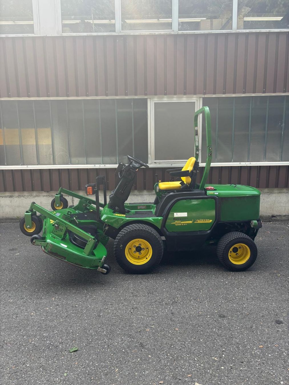 John Deere Tagliaerba: John Deere 1565 4WD Aufsitzmäher – Usato da Sursee venduto da pafu02