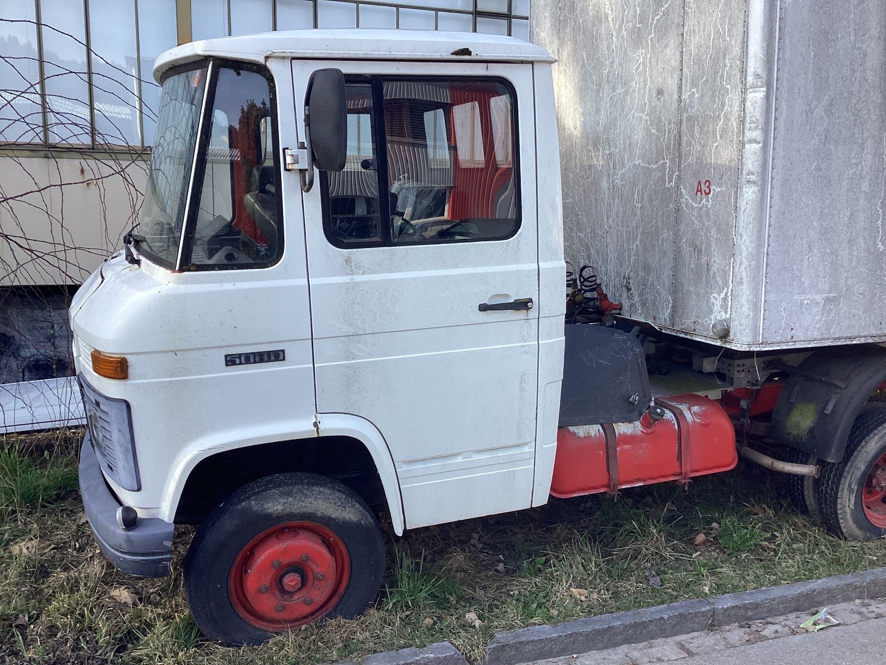 Mercedes-Benz Lastwagen: Sattelschlepper "MERCEDES-BENZ 508 DIESEL“ Kastenaufbau – Gebraucht aus Elsau von Classic-Cars-CH 1