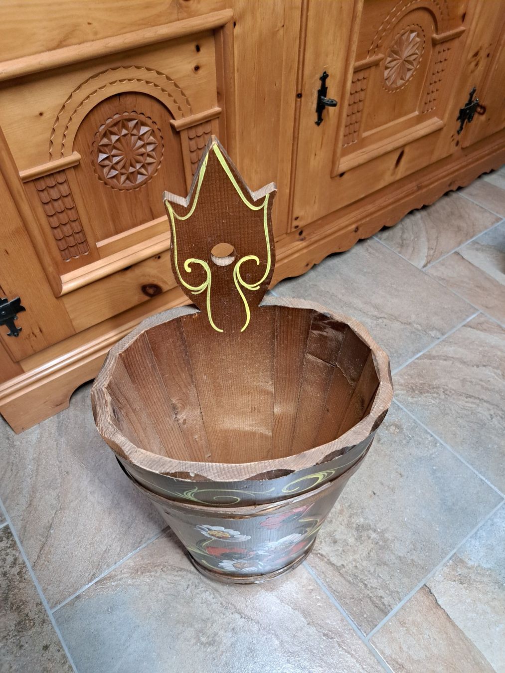 Autres meubles de bureau: Schirmständer mit Bauermalerei – D'occasion à Charmey (Gruyère) par Balinea 1