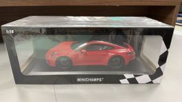 Minichamps Porsche 911 Carrera 4 GTS Rot 1:18 Neuwertig!