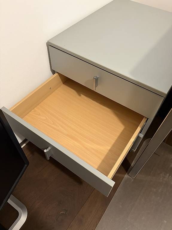 Eléments de bureau: Rollkorpus grau, mit 3 Schubladen – D'occasion à Inkwil par LHAMF 1