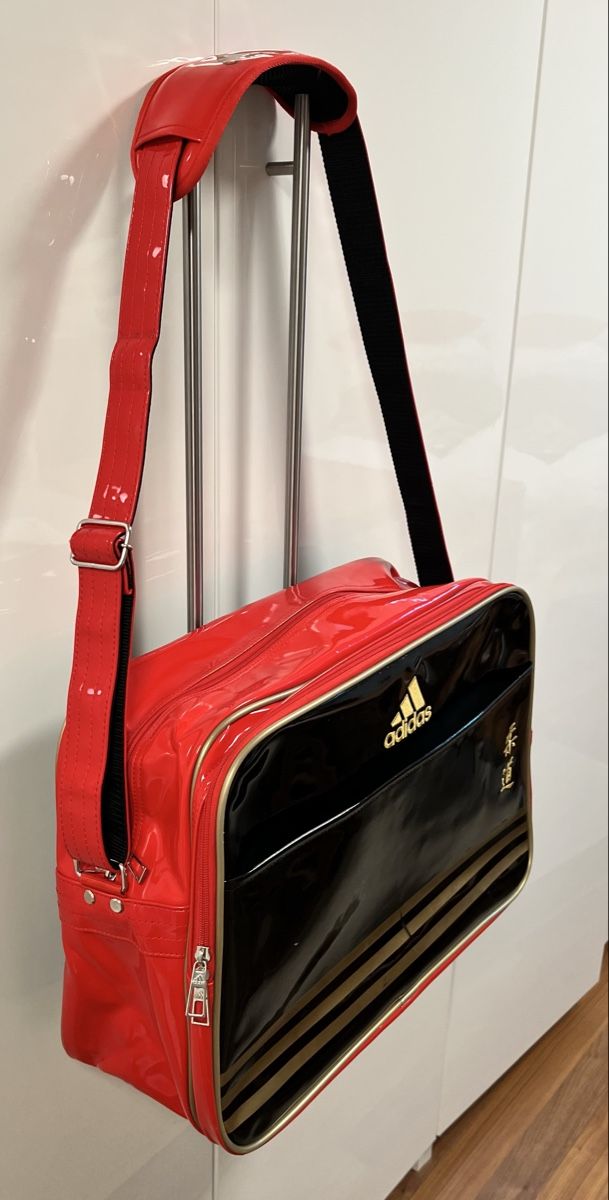 Adidas Taschen: Adidas Allzwecktasche Hochglanz  – Gebraucht aus Sevelen von Ritiplampi 1