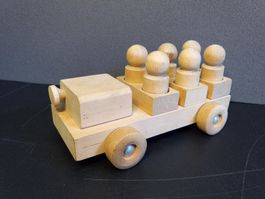 Holzspielzeug Auto mit Figuren Jukka Finnland