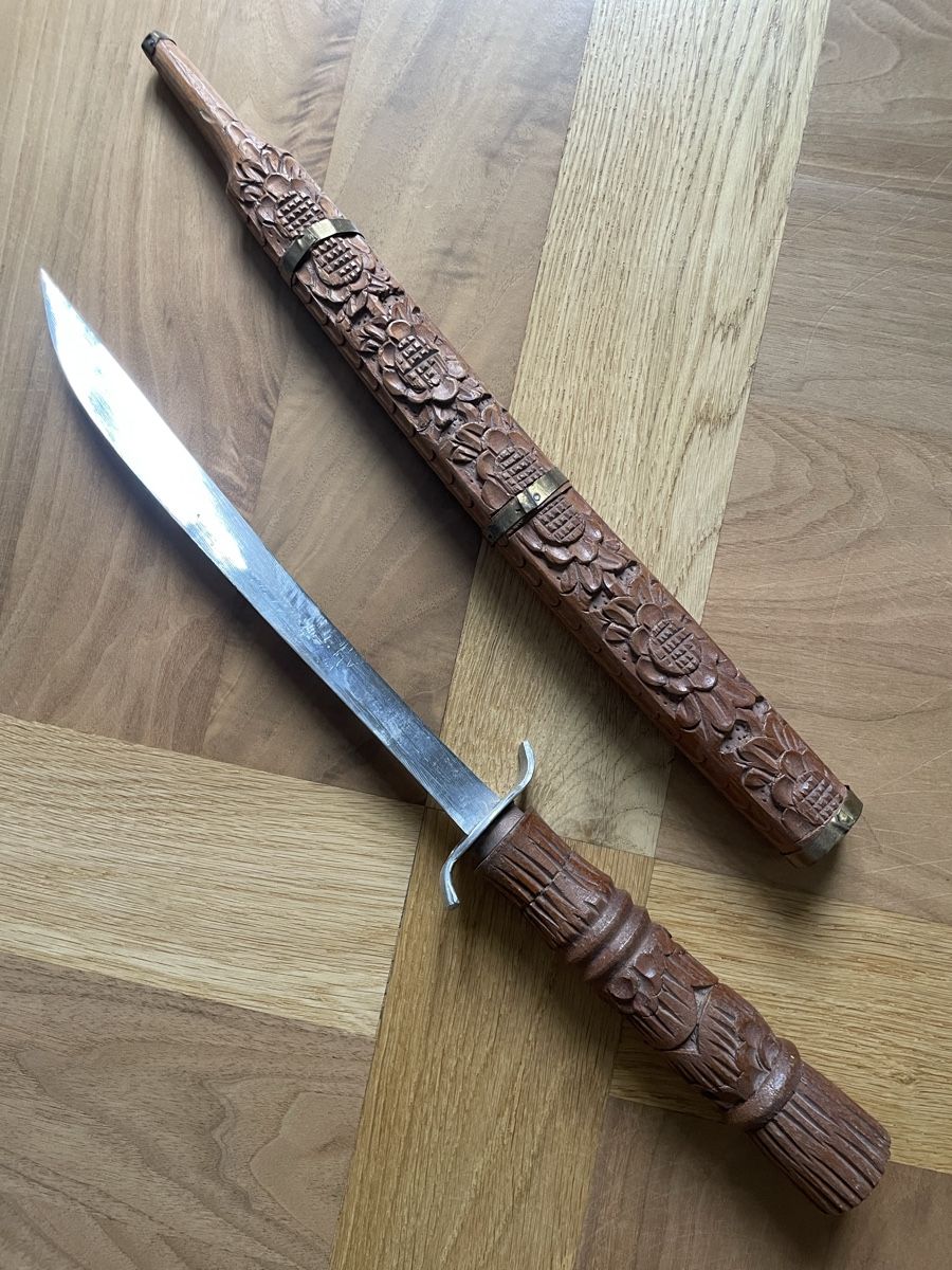Autres collections & raretés: Dolch mit handgeschnitzter Holzscheide – D'occasion à Fribourg par Mymikrakra01