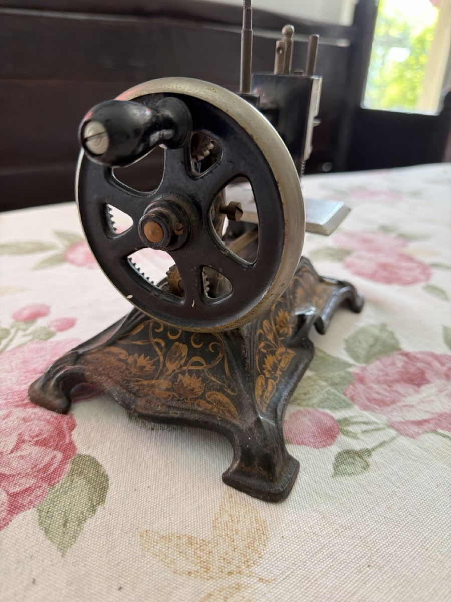 Macchine da cucire: Machine à coudre ancienne décorative – Usato da Vullierens venduto da gugu9 1