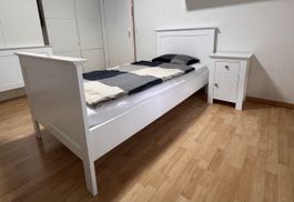 Pfister Bett Set 90x200 (Stellmass 105x210) + Nachttisch