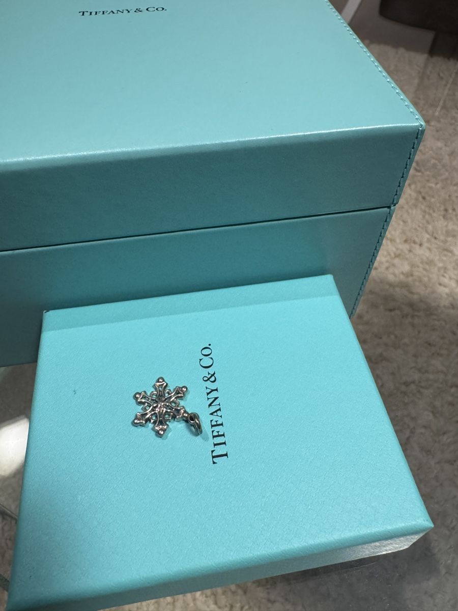 Tiffany & Co. Ciondoli: Tiffany & Co. Sterling Snowflake Charm Pendant – Nuovo (secondo la descrizione) da Schwyz venduto da ann_5w8m 3