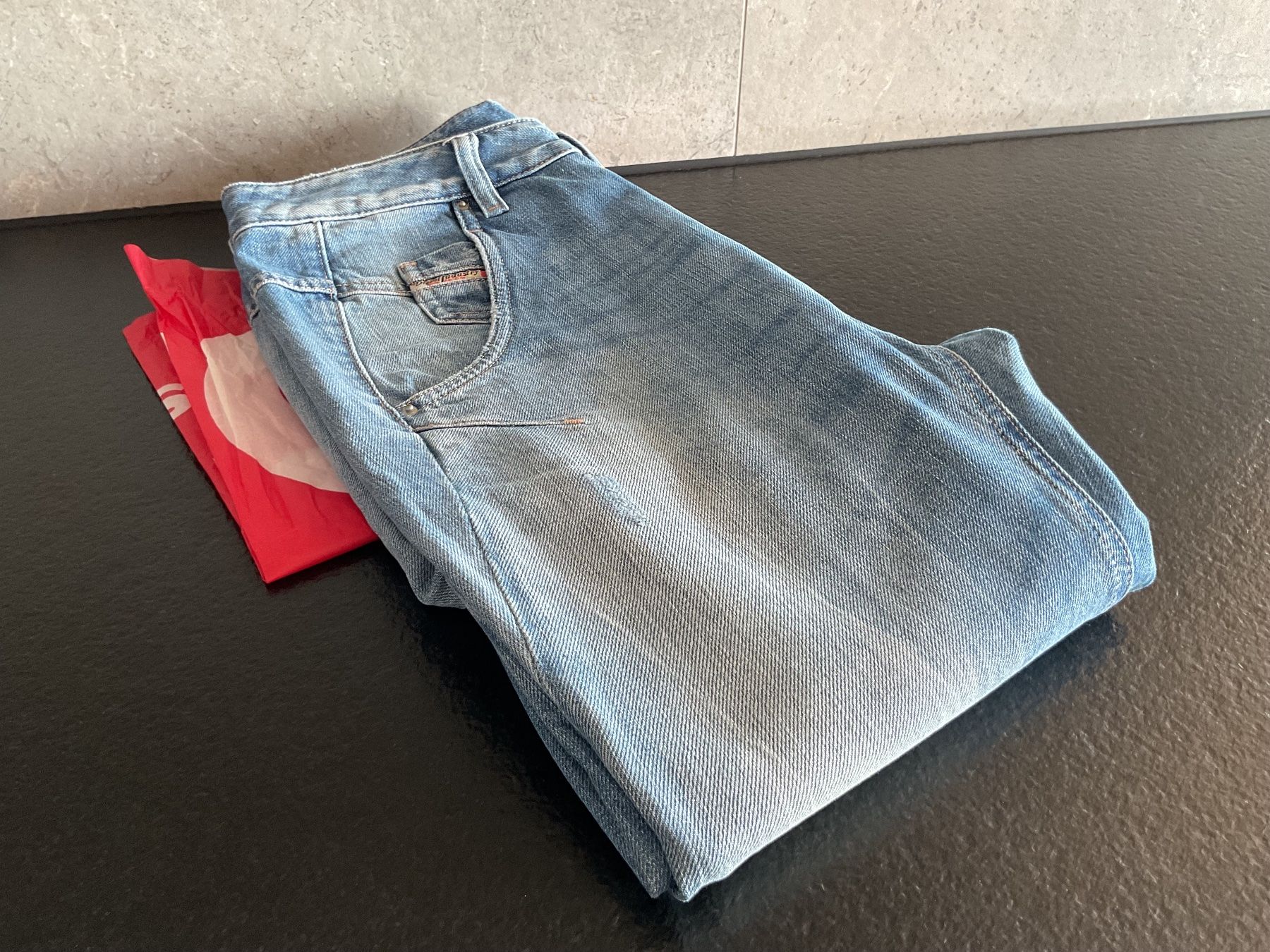 Diesel Jeans: Jeans DIESEL – Nuovo (secondo la descrizione) da Neuchâtel venduto da sta_7qfy