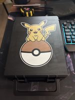 Pokémon TCG Toploader Aufbewahrungsbox – Pikachu Design
