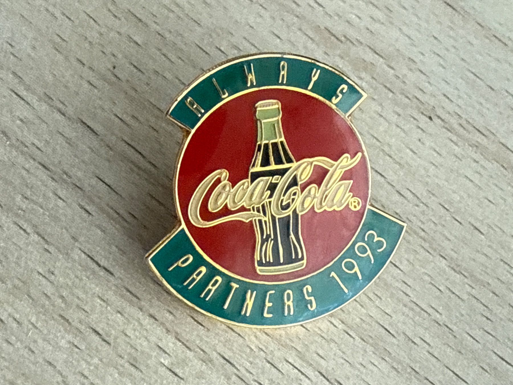 Coca-Cola Plaketten & Abzeichen: Pin Coca-Cola – Gebraucht aus Glattbrugg von Schweigmatt