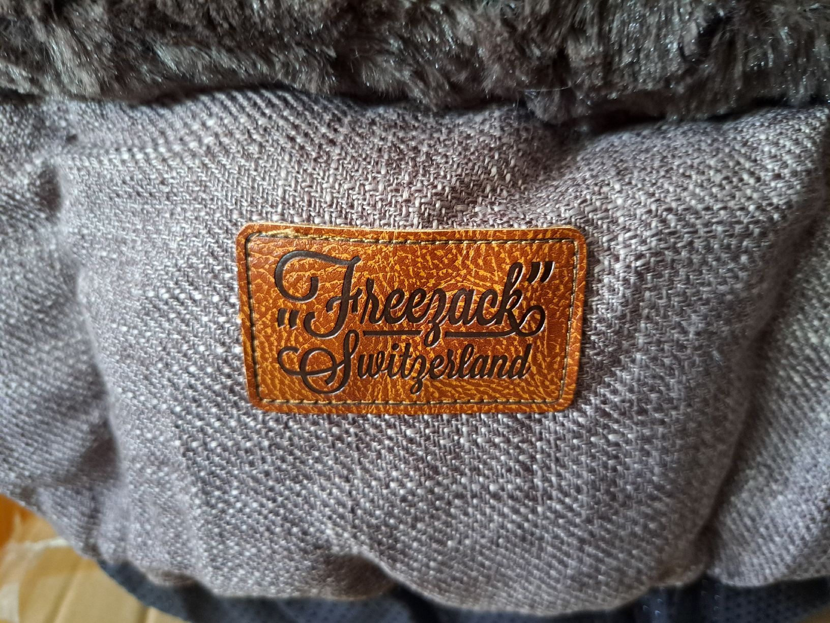 Liege- & Schlafplätze: Neues Hunde- oder Katzenbett. Größe: 55 x 55 x 27 cm – Neu und originalverpackt aus Morens FR von Kiscica 2