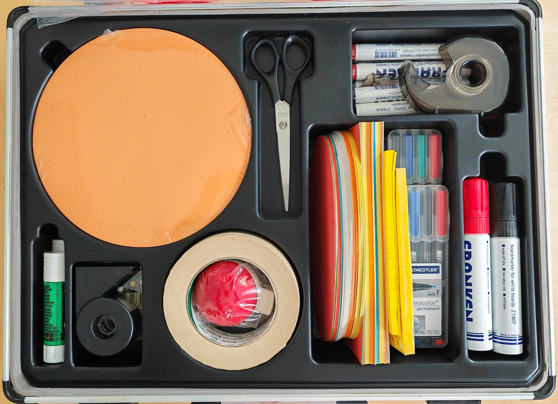 Valises de voyage: Moderatorenkoffer mit Inhalt – D'occasion à Pfäffikon SZ par smartswiss17