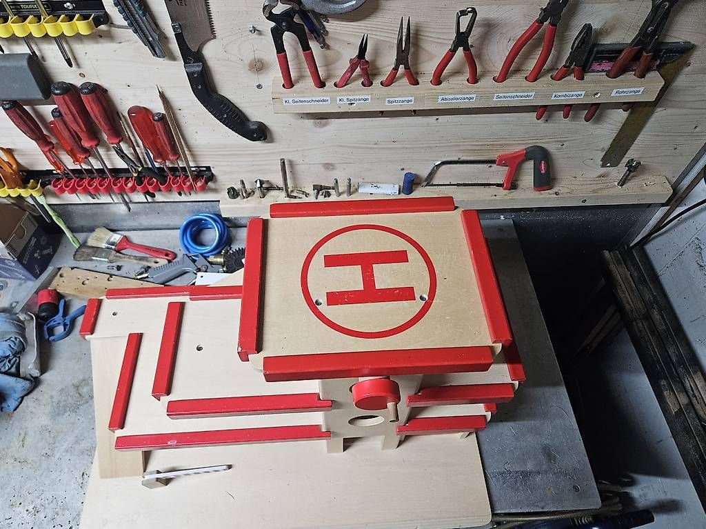 Giocattoli: Autogarage aus Holz – Usato da Tuggen venduto da F.Burkart 3