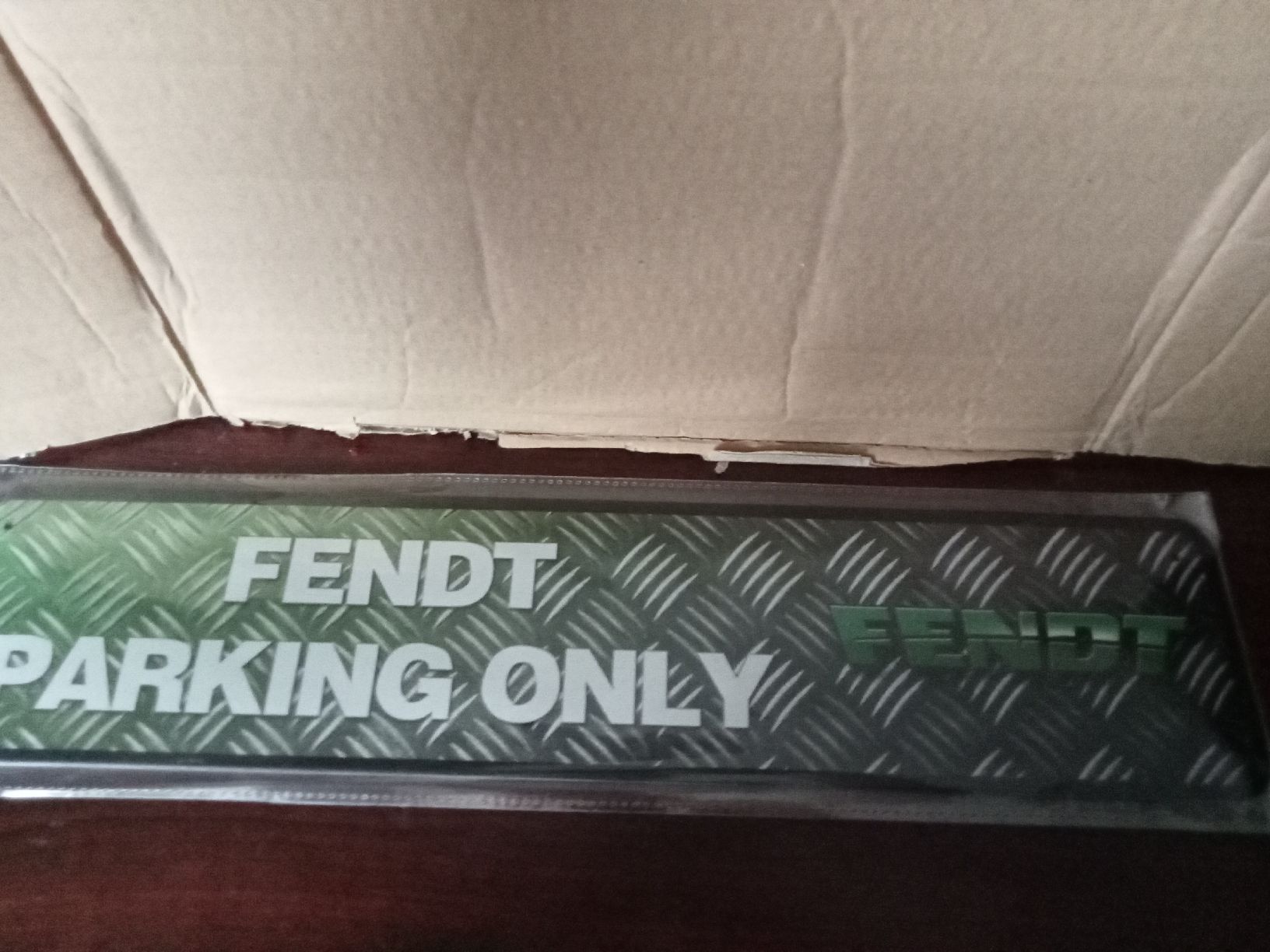 Fendt Insegne: Blechschild-FENDT-PARKING ONLY – Nuovo e nell'imballaggio originale da Rupperswil venduto da big-one-sale
