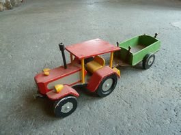 Traktor m. Anhänger aus Holz, tracteur en bois avec remorque