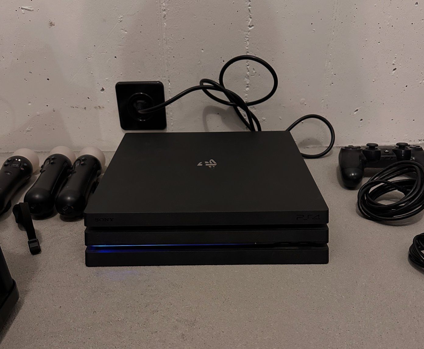 Sony Console: AB 1.– PlayStation 4 Pro + PSVR Bundle + 25 Games – Usato da Zürich venduto da ...._---_.. 2