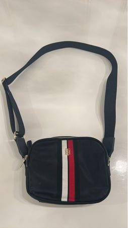 Stylische Tommy Hilfiger Umhängetasche NEU - Top Zustand!
