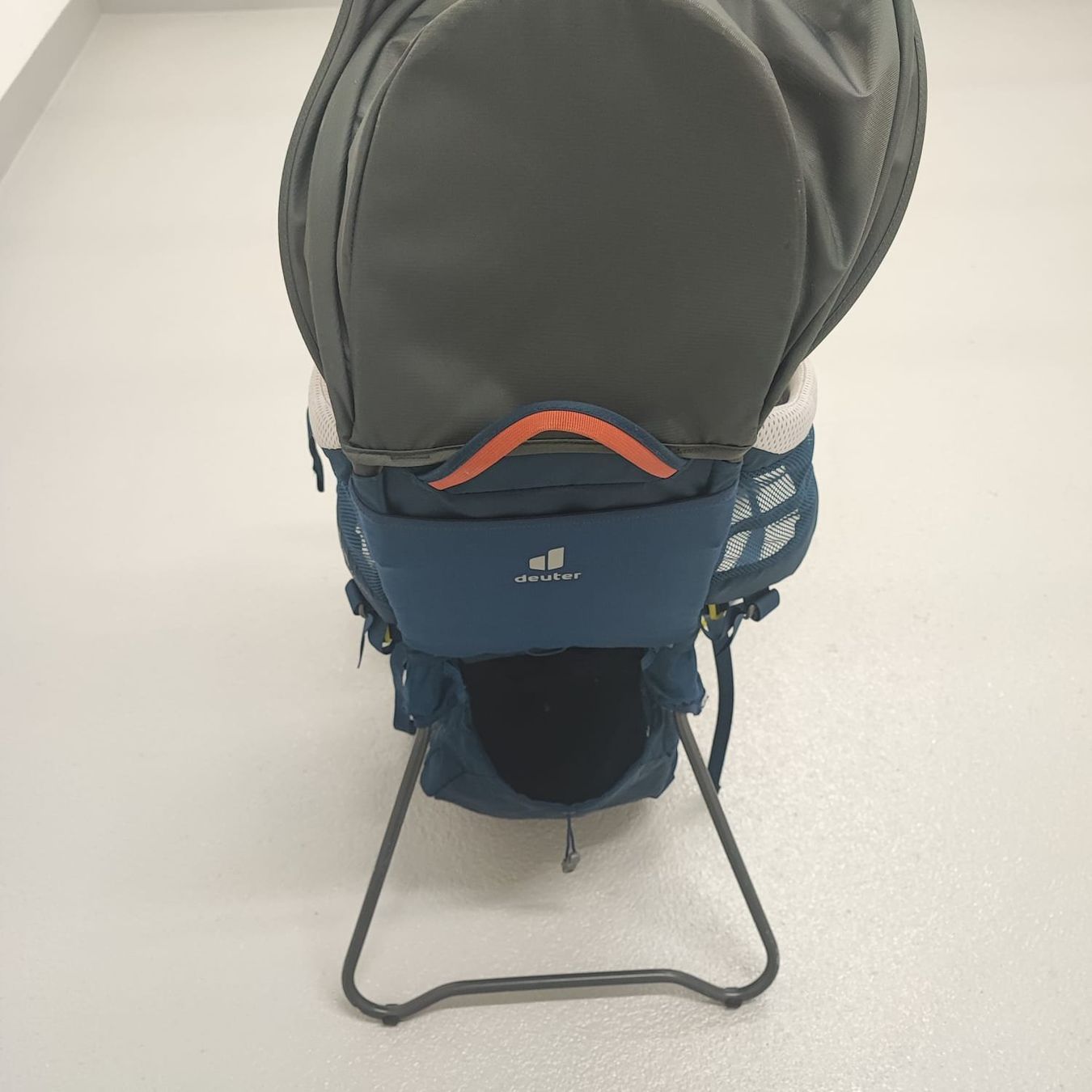 Deuter Zaini: Deuter Kid Comfort Active Rückentrage midnight – Usato da Muri AG venduto da mar_tv5p 1