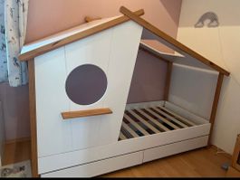 Kinderbett Hausform Holz weiss mit Lattenrost gebraucht