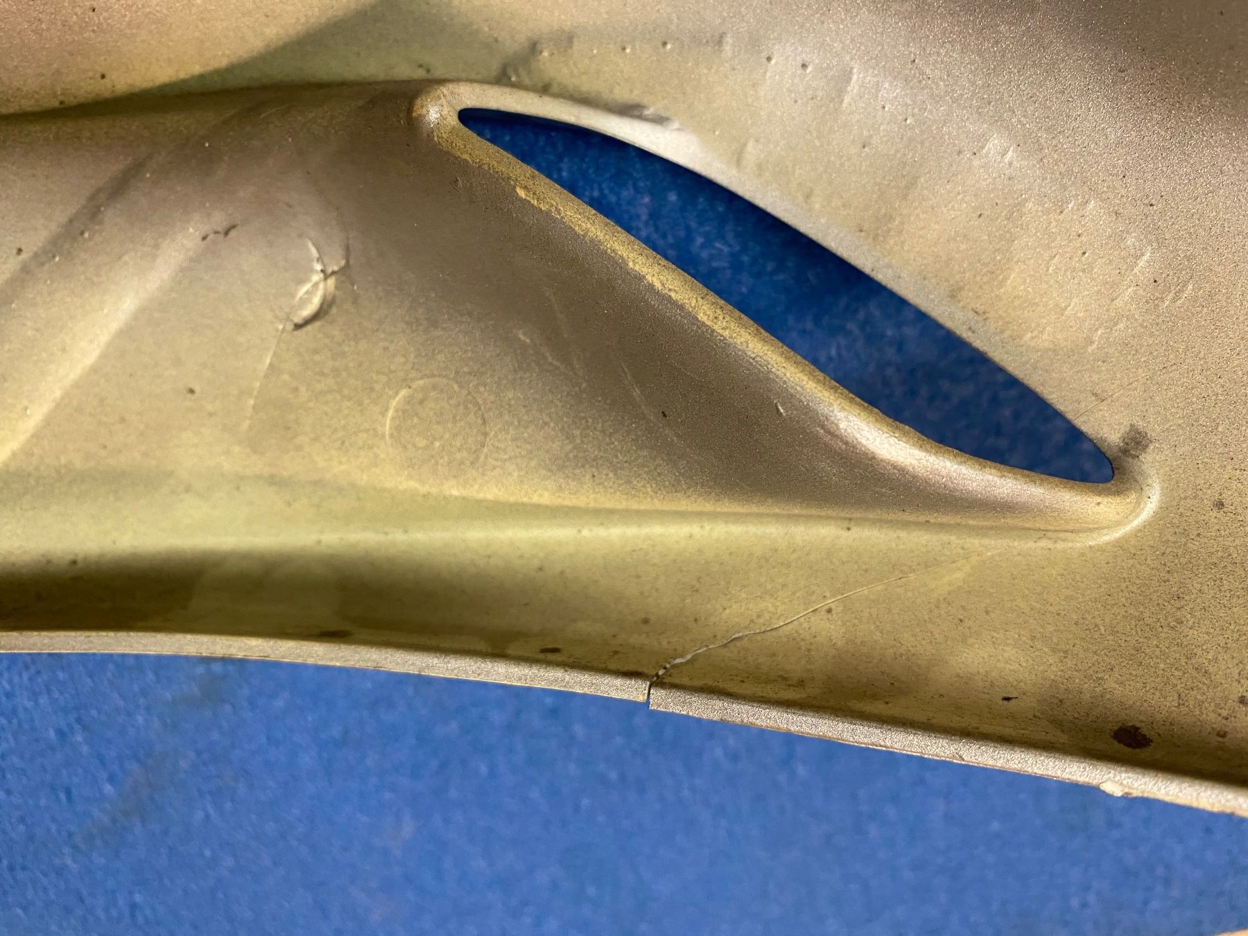 Peugeot Parti ricambio per ciclomotori: Peugeot spx cache plastique – Usato da Vevey venduto da Chupita-met 5