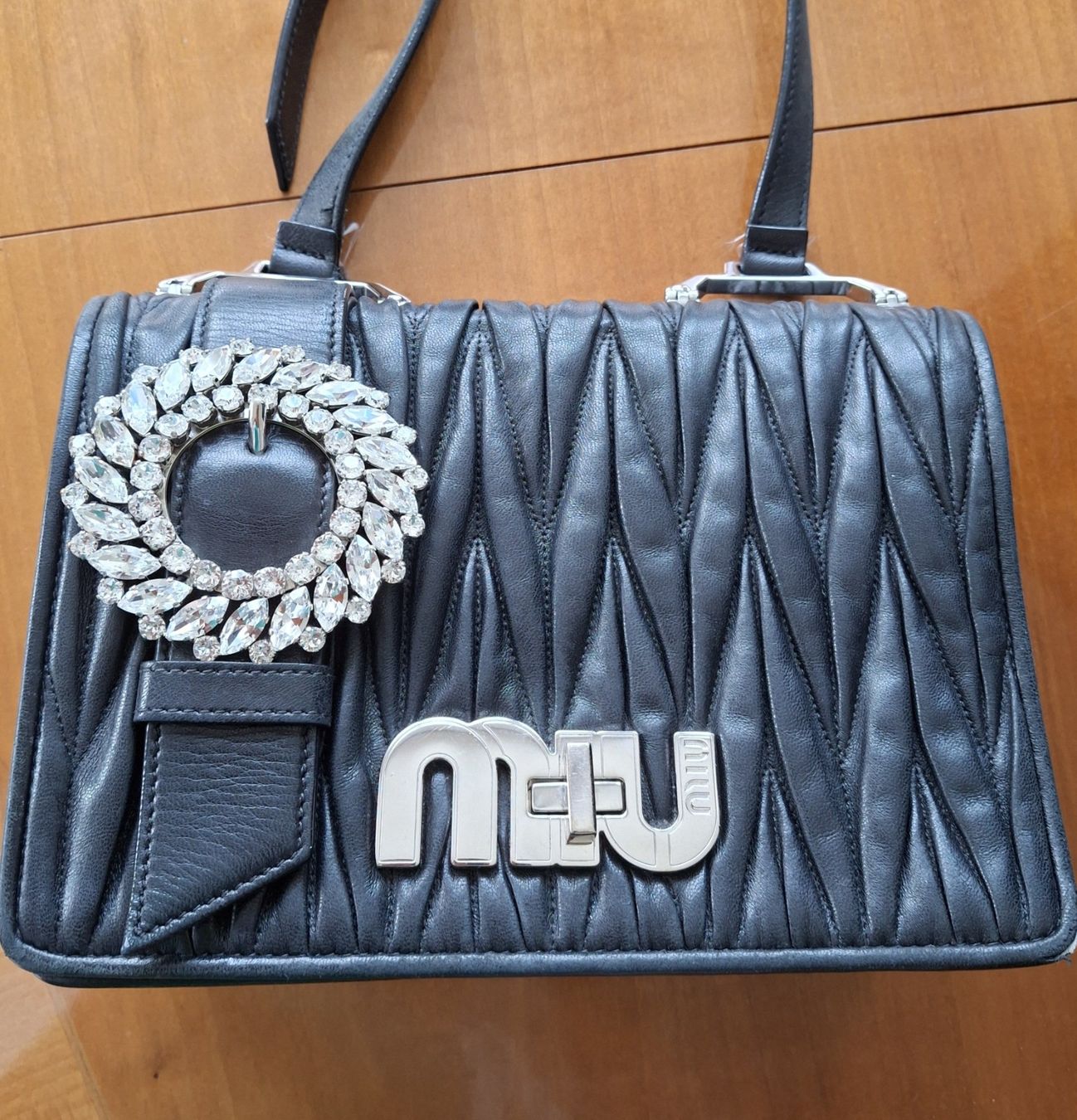 Miu Miu Taschen für Damen: Miu Miu Matelasse Crystal Buckle Bag – Gebraucht aus Gersau von syl_5dsz