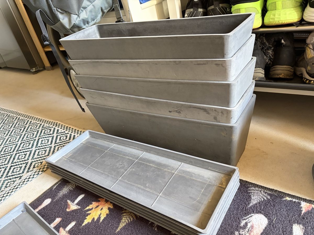 Coop Pots de fleurs: Blumentöpfe und Untersetzer grau  – D'occasion à Amlikon-Bissegg par Rahelbr5 1