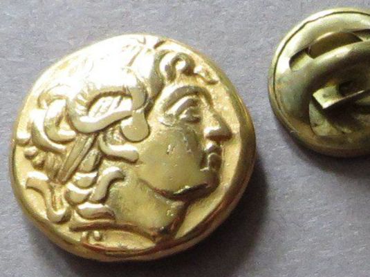 Plaketten & Abzeichen: PIN ANTIKER KOPF ALEXANDER DER GROSSE ? – Gebraucht aus Neuhausen von luckimucki