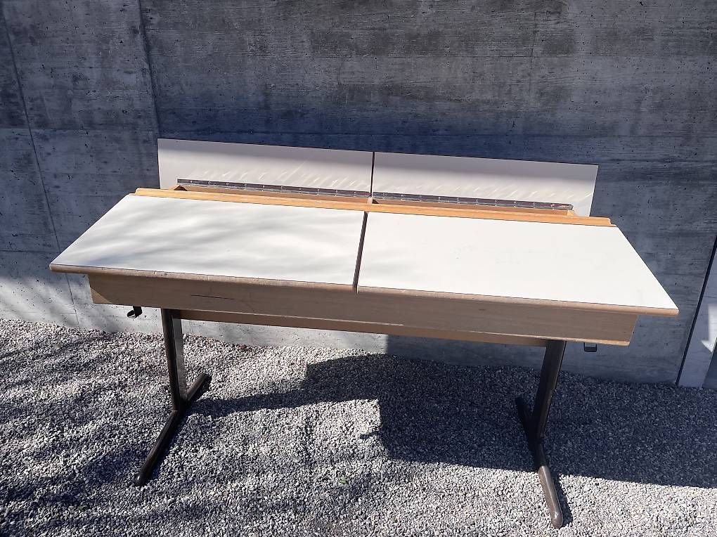 Schreibtische: Original Schulpult – Gebraucht aus Biel/Bienne von Clinder 1