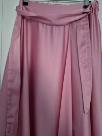 Jupe longue rose satinée