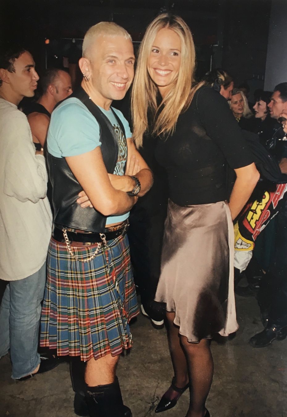 Foto & Immagini: Jean Paul Gaultier, Mode Designer mit Model  Elle Macpherson – Usato da Frauenfeld venduto da Merk52