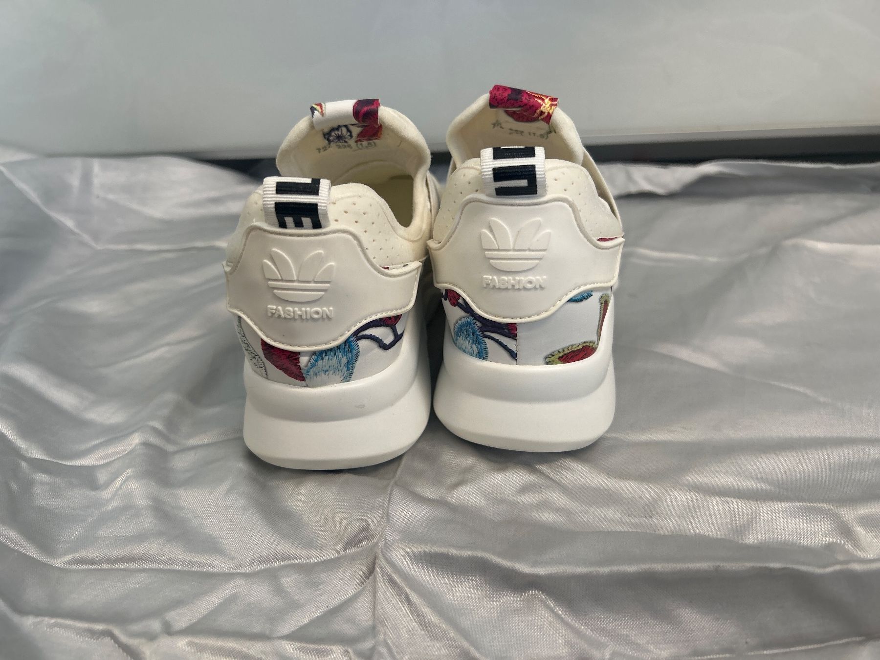 Schuhe für Mädchen: Sneakers Turnschuhe Gr 35 Neu Gratis Versand – Neu und originalverpackt aus Regensdorf von Spyke55 2
