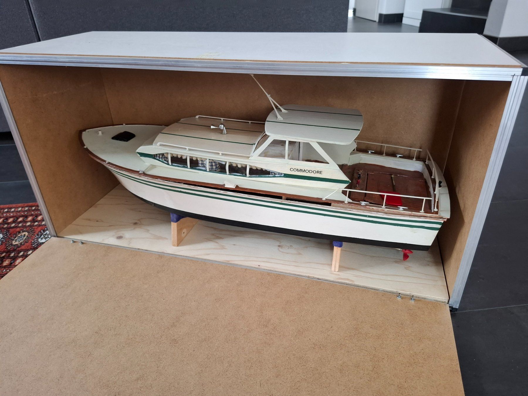 Graupner RC Modellbau: Graupner RC Modellboot Commodore mit Transportbox – Defekt aus Chabrey von fluvius