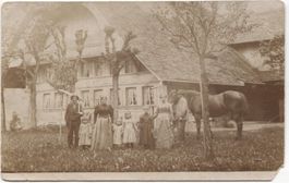 LANDWIRTSCHAFT/BAUERNFAMILIE 1910 mit Pferd BE?