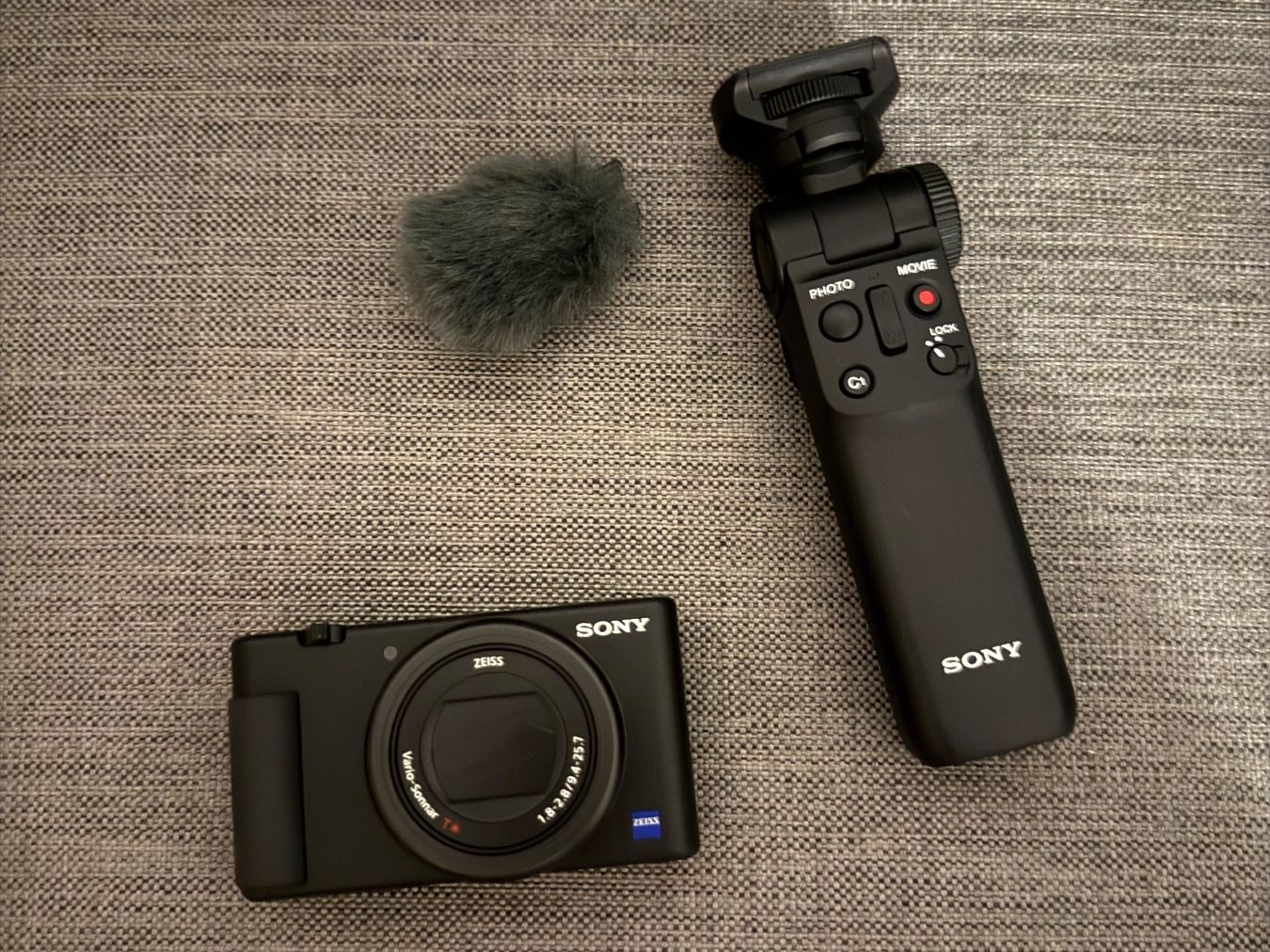 Sony Kamera: Sony ZV-1 Vlogging Kit mit Griff – Gebraucht aus Domat/Ems von clixy