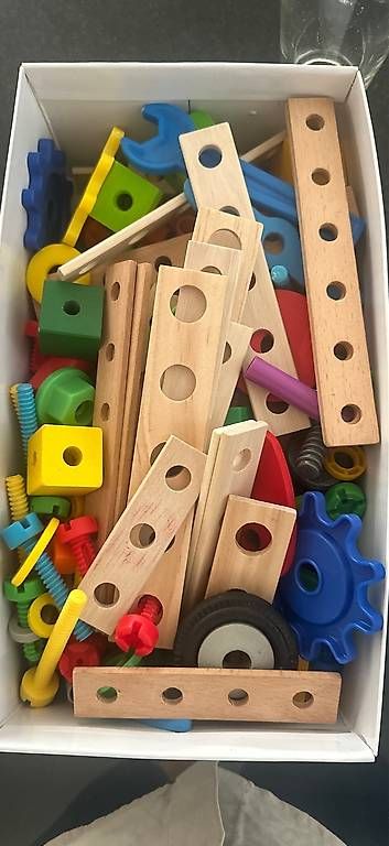 Jouets: Kinderwerkbank mit Holzkonstruktionssets – D'occasion à Eglisau par magier007