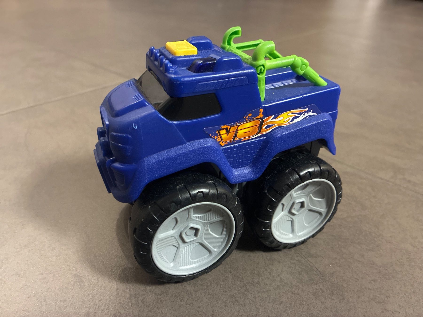Spielzeuge: Cooles Spielzeugauto, Monstertruck – Gebraucht aus Guntershausen von Gloominati