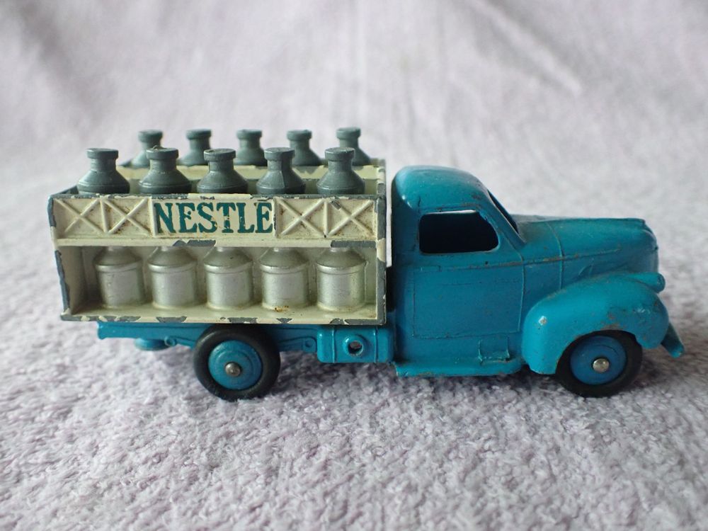 DINKY TOYS FRANCE. Camion Ford laitier, marquage Nestlé au p