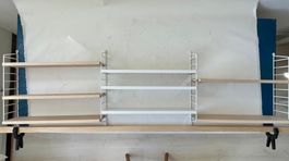 STRING Wandregal mit 8 Tablaren, weiss und helles Holz