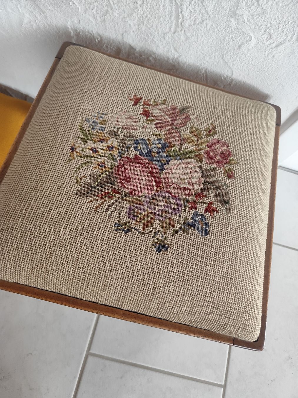 Sgabelli: Vintage Schemeli mit Blumenmuster, Holz – Usato da Zürich venduto da Claudia_Zueri 1