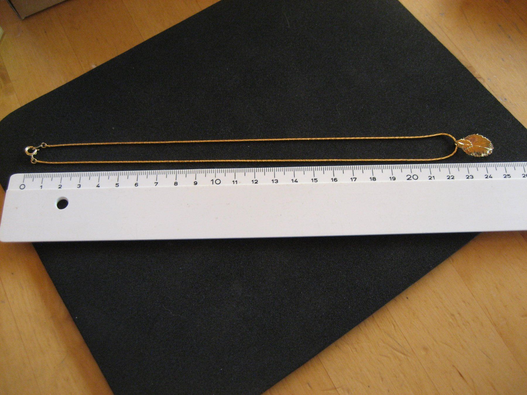 Catenine: Collier doré avec pendentif feuille de rosier, neuf – Nuovo (secondo la descrizione) da Delémont venduto da marryb 2