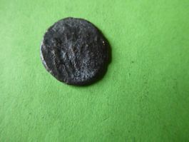 uralte Bronzemünze 14 mm     1.15 g