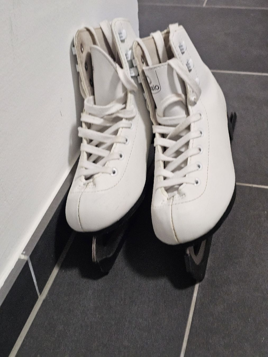 Oxelo Schlittschuhe: Schlittschuhe Grösse:35/36 – Gebraucht aus Zürich von Masgo 1