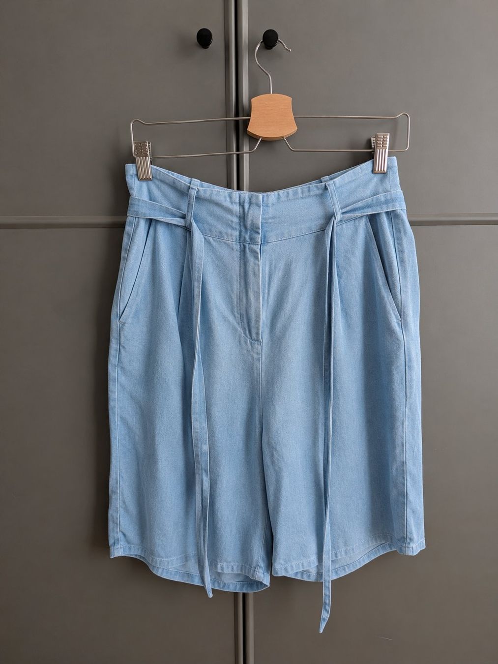 Pantaloni: Luftige Bernudas in hellblau, Gr. M – Usato da Birmensdorf ZH venduto da elz_6ccw