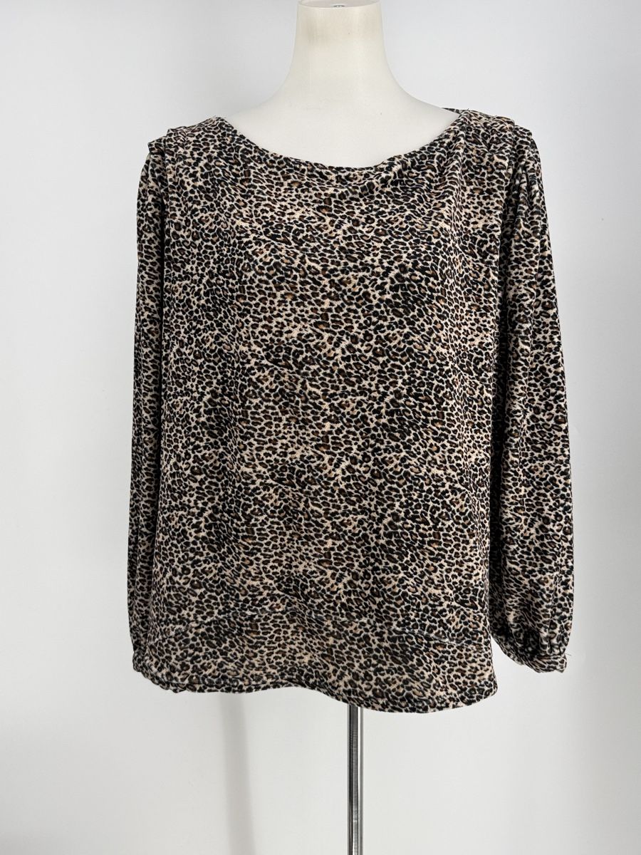 Pulls & Sweat-shirts: Plüsch Pullover Gr. 50/52 mit Leopardenmuster  – D'occasion à Auenstein par moin.