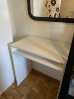 Kleiner moderner weißer Tisch