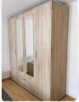 Kleiderschrank für das Schlafzimmer